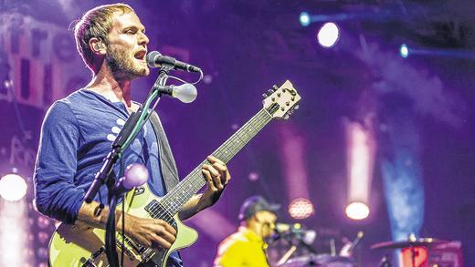 „Mal sehen, ob alle springen, wenn wir singen“: Sportfreunde Stiller (vorne im Bild Peter Brugger) in der Würzburger Posthalle. „Mal sehen, ob alle springen, wenn wir singen“: Sportfreunde Stiller (vorne im Bild Peter Brugger) in der Würzburger Posthalle.