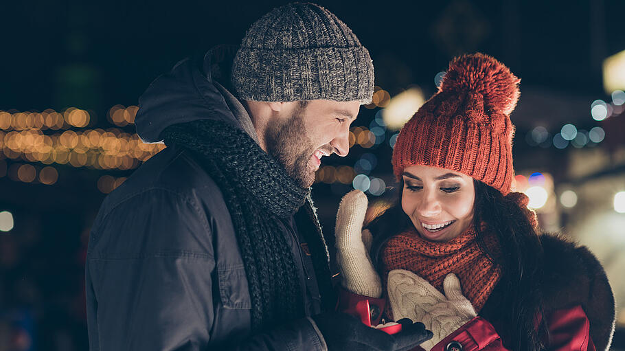 Heiratsantrag an Weihnachten       -  Dick eingepackt gelingt der Heiratsantrag auch bei einem Spaziergang durch den Schnee.