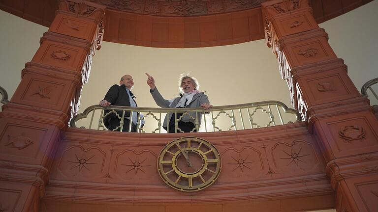 Die Architekten Christian Teichmann (rechts) und Erik Reitter zeigen, worauf es im eindrucksvollen&nbsp; Vestibül und im Treppenhaus besonders ankommt.