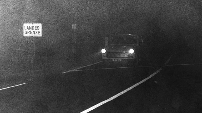 Zielfoto der Geschichte: Um 3.40 Uhr am 10. November 1989 fuhr der erste Trabi im dichten Nebel auf der Schanz bei Eußenhausen über die weiße Demarkationslinie in den Westen.