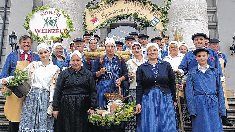 Oktoberfest, wir kommen: Die Winzergruppe Sommerach freut sich vor der Oper in München auf den Festumzug zur Theresienwiese.FoTO: Norbert hOHLER