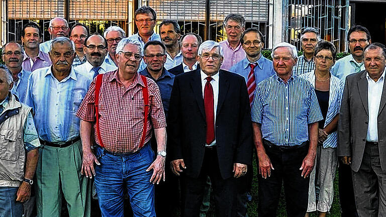 Ausgezeichnet: Lang ist die Liste der für viele Jahre Mitgliedschaft Geehrten beim Festkommers zum 40-jährigen Bestehen der DJK. Im Bild die Gründungsmitglieder mit (von rechts) Bürgermeister Peter Pfister, dem stellvertretenden Vorsitzenden des DJK-Diözesanverbands Karl Grün, dem Vorsitzenden des DJK-Kreisverbands Adolf Weber sowie vom DJK-Vorstand Heinrich Keller, Cilly Wischer und Peter Oberhofer.