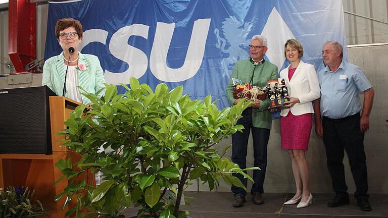 ernecks Bürgermeisterin Edeltraud Baumgartl (von links) dankt den Bundestagsabgeordneten Artur Auernhammer und Anja Weisgerber für ihren Besuch zum Thema Landwirtschaft in Eßleben. Präsente überreichte Stefan Brendler, CSU-Vorstand in Eßleben.Julia Haug