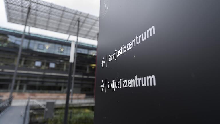 Am Justizzentrum in Würzburg geht es um eine lebensgefährliche Messerattacke.