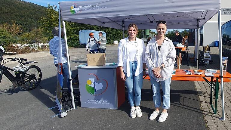 Bad Brückenaus Klimamanagerin Alisa Knüttel (links) und Leonie Hassenjürgen vom Landratsamt Bad Kissingen stellten in Riedenberg den Klimaschutz im Landkreis vor. - Bad Brückenaus Klimamanagerin Alisa Knüttel (links) und Leonie Hassenjürgen vom Landratsamt Bad Kissingen stellten in Riedenberg den Klimaschutz im Landkreis vor. Bad Brückenaus Klimamanagerin Alisa Knüttel (links) und Leonie Hassenjürgen vom Landratsamt Bad Kissingen stellten in Riedenberg den Klimaschutz im Landkreis vor. - Bad Brückenaus Klimamanagerin Alisa Knüttel (links) und Leonie Hassenjürgen vom Landratsamt Bad Kissingen stellten in Riedenberg den Klimaschutz im Landkreis vor.