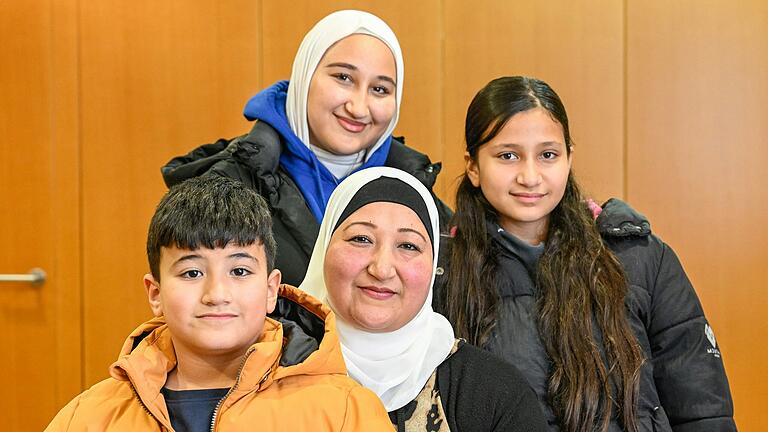 Die Syrierin Rasha Mohammad mit ihrem Sohn Ammar sowie den Töchtern Yara (17) und Sham (rechts) Ibrahim. Die Syrierin Rasha Mohammad mit ihrem Sohn Ammar sowie den Töchtern Yara (17) und Sham (rechts) Ibrahim.