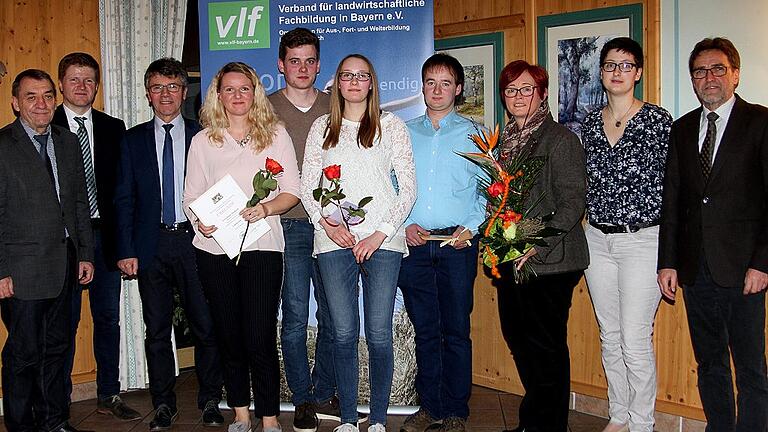 Gratulation für erfolgreiche Bildungsabschlüsse (von links): Das Bild zeigt den stellvertretenden Landrat Oskar Ebert, VLF-Vorsitzenden Steffen Beiersdorfer, Ausbildungsberater Martin Mack, Diana Mußbach, David Wolf, Lea Schleicher, Friedrich Grimmer, Christa Dölker, stellvertretende Vorsitzende Marina Eltschka und Geschäftsführer Herbert Lang.