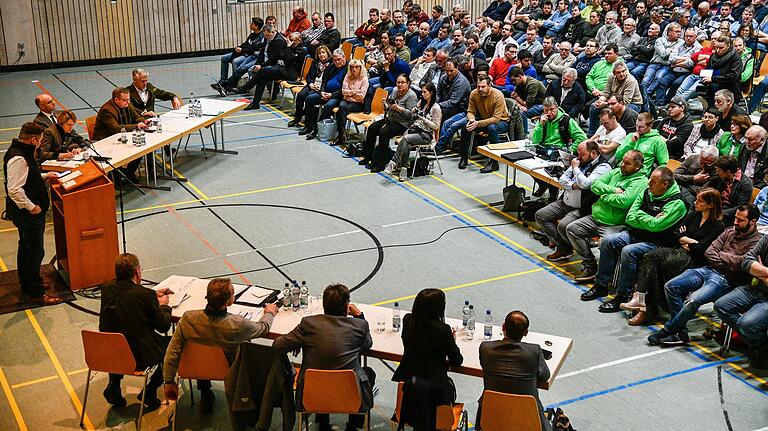 Neun Politiker aus Unterfranken stellten sich der Diskussion mit den Bauern am Donnerstagabend in der Höllberghalle in Kürnach.&nbsp;