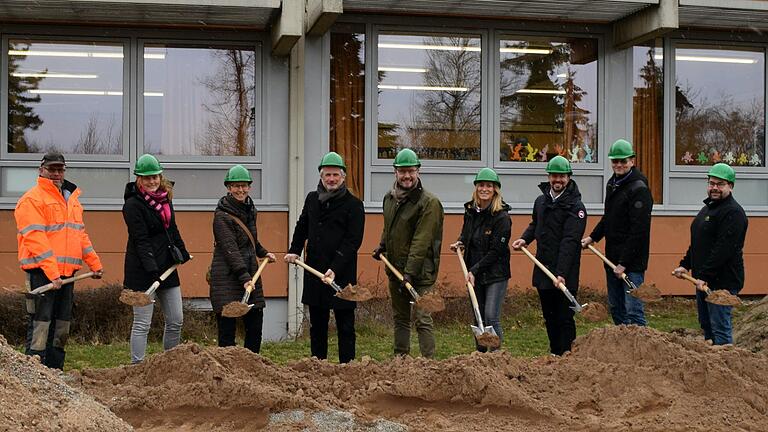 Beteiligte der Baufirmen und des Schulverbandes trafen sich kürzlich zum symbolischen ersten Spatenstich an der Grund- und Mittelschule Wiesentheid.