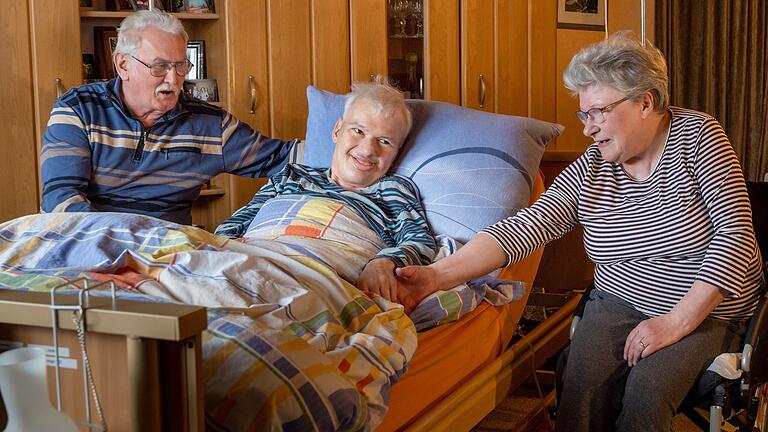 Vater Helmut, Sohn Holgerund Mutter Ingrid Kuypers in ihrer Wohnung in Gochsheim.