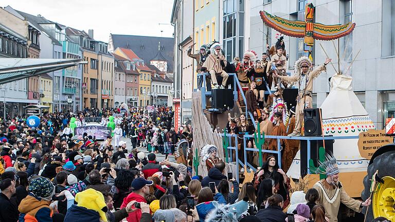 Nach dem Schweinfurter Faschingszug ist es auf dem Marktplatz zu einer körperlichen Auseinandersetzung zwischen zwei Zugteilnehmern gekommen. Nach dem Schweinfurter Faschingszug ist es auf dem Marktplatz zu einer körperlichen Auseinandersetzung zwischen zwei Zugteilnehmern gekommen.