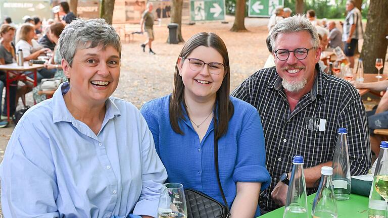 Beate Sommerer, Lea Sommerer und Sebastian Pasch (von links) sind aus Wunsiedel nach Volkach gefahren, um Matthias Walz' Soloprogramm zu sehen. Beate Sommerer, Lea Sommerer und Sebastian Pasch (von links) sind aus Wunsiedel nach Volkach gefahren, um Matthias Walz' Soloprogramm zu sehen. 