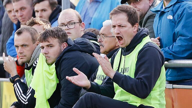 Trainer Markus Köhler vom TSV Karlburg treibt seine Mannschaft lautstark an.