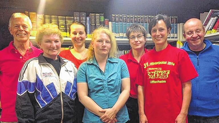 Neuer Vorstand: Zur Vorsitzenden des Fördervereins Moderner Fünfkampf wurde erneut Steffi Sauer (Zweite von links) gewählt, Kassenprüferin bleibt Johanna Berwind (Dritte von links). Neue Schriftführerin ist Iris Hölz (Mitte), die Claudia Tief (Zweite von rechts) ersetzt. Bestätigt wurden auch Martin Hoog (rechts) als Kassier und Petra Göller (Dritte von rechts) als weitere Kassenprüferin. Nicht im Bild ist die stellvertretende Vorsitzende Natascha Götz. Neuer Vorstand: Zur Vorsitzenden des Fördervereins Moderner Fünfkampf wurde erneut Steffi Sauer (Zweite von links) gewählt, Kassenprüferin bleibt Johanna Berwind (Dritte von links). Neue Schriftführerin ist Iris Hölz (Mitte), die Claudia Tief (Zweite von rechts) ersetzt. Bestätigt wurden auch Martin Hoog (rechts) als Kassier und Petra Göller (Dritte von rechts) als weitere Kassenprüferin. Nicht im Bild ist die stellvertretende Vorsitzende Natascha Götz.