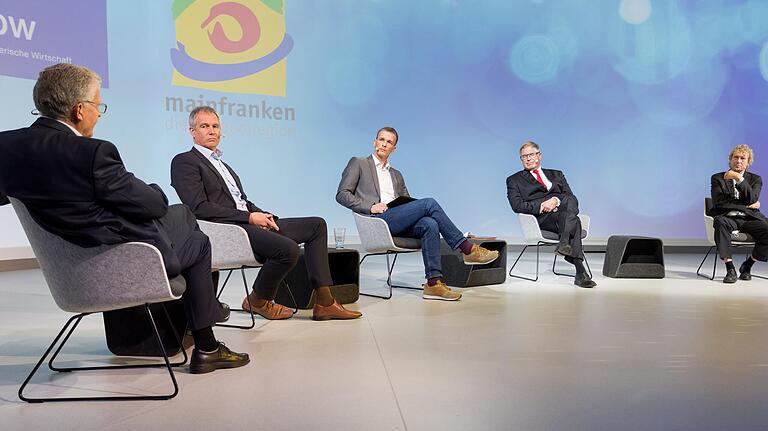 Mehrere Experten diskutierten am Mittwoch beim 17. Wirtschaftsforum Mainfranken im Vogel Convention Center (VCC) in Würzburg zum Thema 'Arbeiten im Alter – Chancen statt Grenzen'. Im Bild von links: Dr. Georg Hanen, Jürgen Zips, Ivo Knahn (Moderator), Professor Dr. Christian Hendrich und Professor Dr. Bernd Raffelhüschen. Mehrere Experten diskutierten am Mittwoch beim 17. Wirtschaftsforum Mainfranken im Vogel Convention Center (VCC) in Würzburg zum Thema 'Arbeiten im Alter – Chancen statt Grenzen'. Im Bild von links: Dr. Georg Hanen, Jürgen Zips, Ivo Knahn (Moderator), Professor Dr. Christian Hendrich und Professor Dr. Bernd Raffelhüschen.