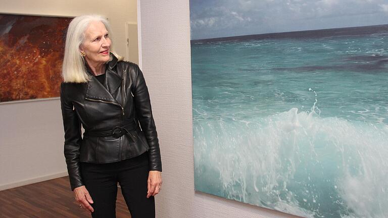 Ilka Klose in ihrer Galerie mit zwei Arbeiten von&nbsp;Stephan Kaluza.