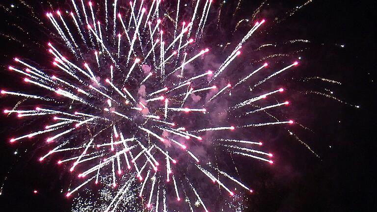 In Sand am Main ist wieder&nbsp; großes Weinfest - und zum Abschluss am Montag gibt's wieder Feuerwerk.
