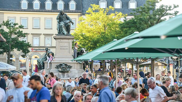 Endlich gab es gutes Wetter zum Auftakt des Schweinfurter Weinfestes am Marktplatz.