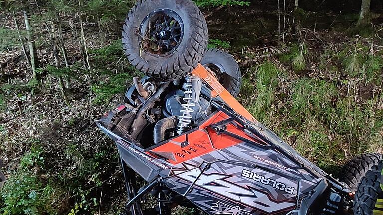 Aus diesem Wrack eines Quad-Buggy befreiten Feuerwehrleute die drei Insassen.