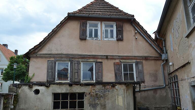 Während das Wohnhaus der alten Schmiede in seiner Bausubstanz weitgehend erhalten bleiben soll, wird der Schuppen davor ersatzlos entfernt und die zweigeschossige Schmiedewerkstatt (rechts) wieder in ihre ursprüngliche Eingeschossigkeit zurückgeführt.