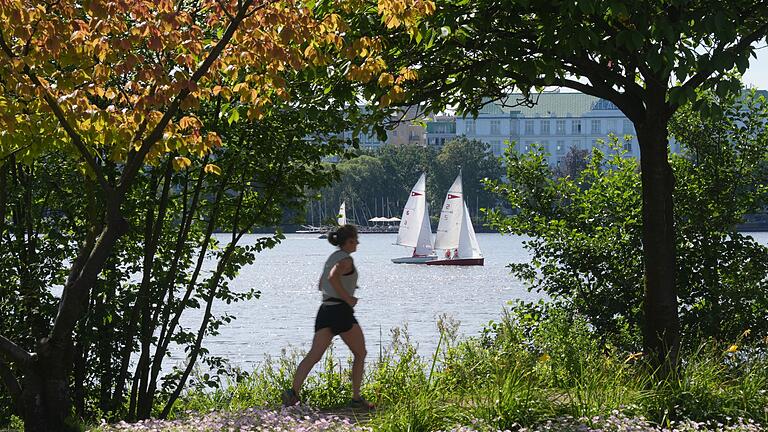 Jogger an der Alster       -  Auch sportliche Aktivitäten sind wichtig. (Symbolbild)