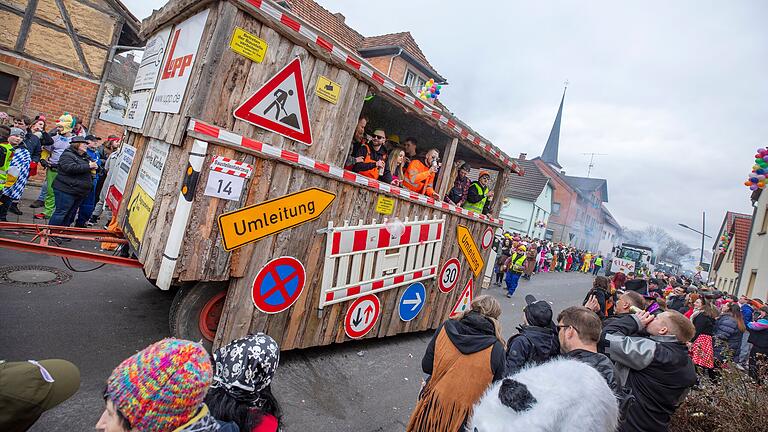 Die vielen Baustellen im Landkreis im vergangenen Jahr waren Thema beim Faschingszug in Heustreu. Die vielen Baustellen im Landkreis im vergangenen Jahr waren Thema beim Faschingszug in Heustreu. 