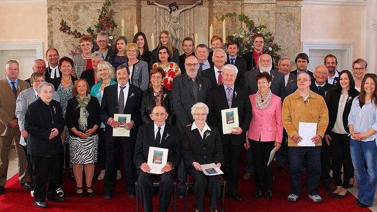 Jubelkonfirmation wurde in Castell gefeiert. Im Bild: die Gruppe mit Dekan Günther Klöss-Schuster (links hinten) im Chorraum ihrer Heimatkirche; vorne Friedrich Ernst und Hedwig Steinberger, die vor 75 beziehungsweise 80 Jahren konfirmiert wurden.