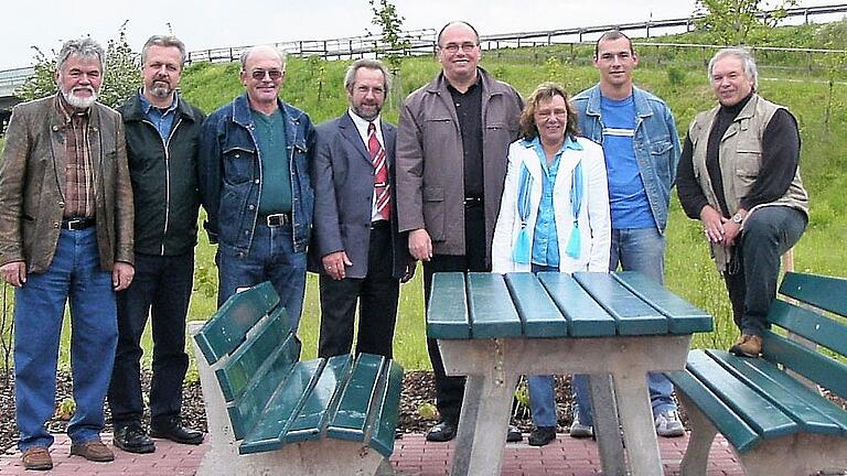 In 50 Jahren hat der Schwarzacher Siedlerverein viel für das Gemeinwohl getan. So wurde vor 13 Jahren eine Sitzgruppe am Ortseingang von Stadtschwarzach installiert, an der bis heute Wanderer und Radfahrer Rast machen. Im Bild von 2005 (von links) Ex-Vorsitzender Johann Koller, Peter Kieser, Heinrich Dees, Ex-Vorsitzender Wolfgang Etzel, Alt-Bürgermeister Lothar Nagel, Brigitte Etzel, Andreas Wenkheimer und Otmar Link.