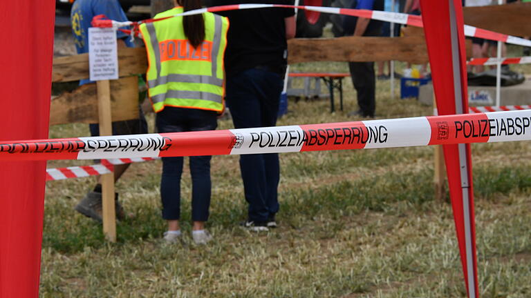 War der Mordversuch beim Feuerwehrfest in Euerhausen (Lkr, Würzburg) vermeidbar? Der Schütze durfte Waffen besitzen &ndash; obwohl bekannt war, dass er gefährlich ist.