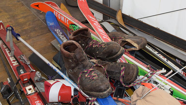 Alte Bergschuhe und ausrangierte Skier dienen als Dekoration für das Festzelt. Alte Bergschuhe und ausrangierte Skier dienen als Dekoration für das Festzelt.