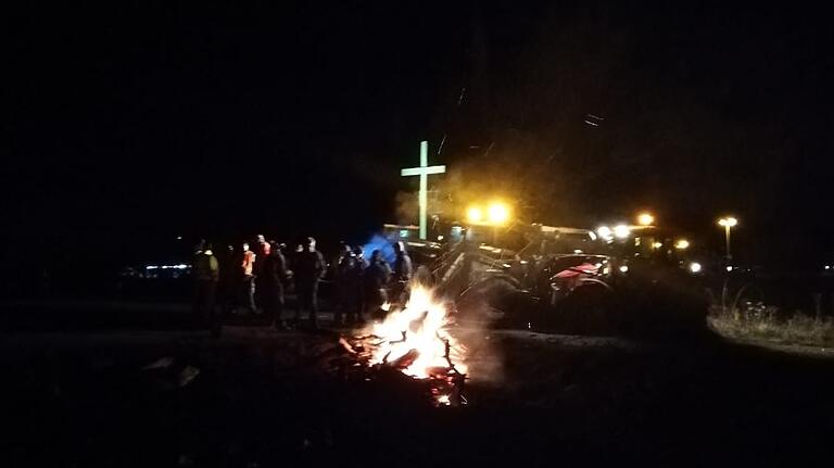 'Wir wollen uns zeigen, aber auch Dialogbereitschaft demonstrieren', sagen die Landwirte. Mittel der Wahl sind dafür derzeit Mahnfeuer, mit denen die Landwirte auf ihre Situation und ungewisse Zukunftsperspektiven aufmerksam machen wollen.