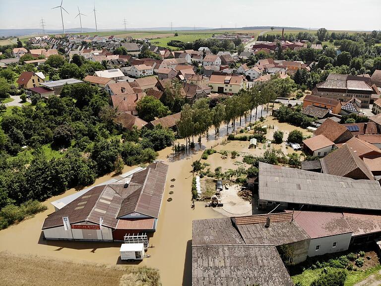 Am 10. Juli erreichte der Hochwasser-Scheitel des Volkach-Bachs Zeilitzheim und verwandelte den Altort in eine Seenlandschaft. Am 10. Juli erreichte der Hochwasser-Scheitel des Volkach-Bachs Zeilitzheim und verwandelte den Altort in eine Seenlandschaft.