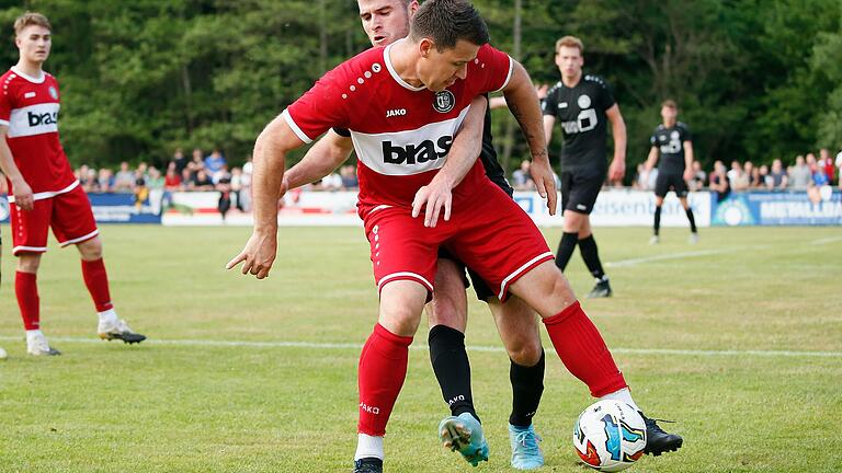 Frammersbachs Spielertrainer Patrick Amrhein (vorne, hier noch in der Bezirksliga gegen Rimpar) war gegen Mönchröden wieder dabei und erzielte ein Tor für seine Mannschaft.&nbsp;