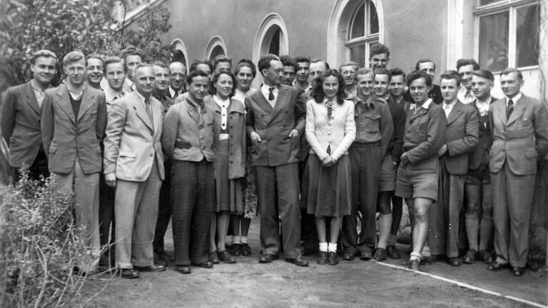 Kurz vor dem Abitur 1949 präsentiert sich der Jahrgang von Schüler Walter Vogt (Vierter von links) vor der damaligen Schule. Heute ist in dem Haus das Kitzinger Stadtarchiv untergebracht. Kurz vor dem Abitur 1949 präsentiert sich der Jahrgang von Schüler Walter Vogt (Vierter von links) vor der damaligen Schule. Heute ist in dem Haus das Kitzinger Stadtarchiv untergebracht.