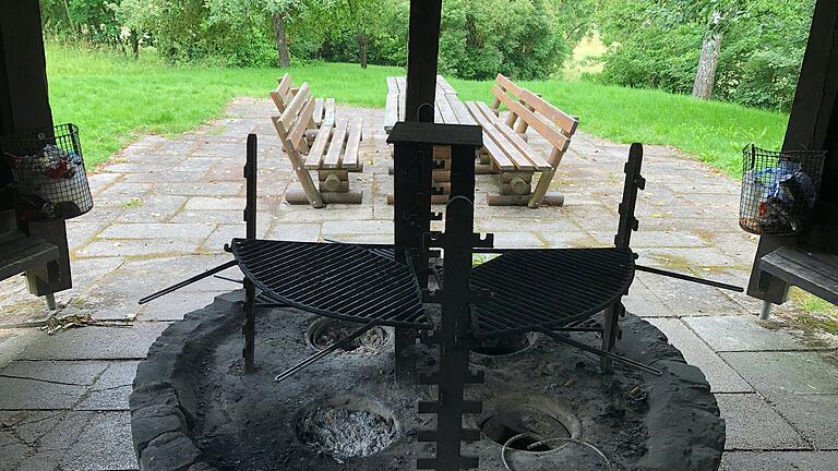 Die Nutzung des Grillplatzes in Birnfeld ist für jeden kostenfrei möglich.