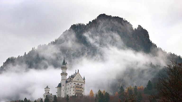 Herbstliches Schloss Neuschwanstein       -  Ein Grund für den &bdquo;Lonely Planet&rdquo;, Bayern ans Herz zu legen: Schloss Neuschwanstein. (Archivbild)