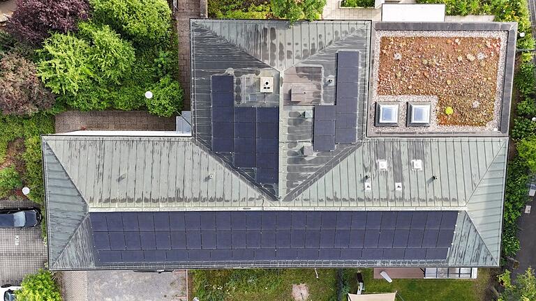 Auch auf den Ämtergebäuden in Würzburg befinden sich Photovoltaikanlagen. Im Bestand befinden sich derzeit Anlagen mit einer Gesamtleistung von 122,7 kWp (Stand März 2025). Mit weiteren Anlagen unter anderem auf Schulgebäuden in Würzburg, Ochsenfurt, Höchberg und Gaukönigshofen will der Landkreis in den kommenden Jahren seinen Bestand auf insgesamt mehr als 470 kWp erweitern. Auch auf den Ämtergebäuden in Würzburg befinden sich Photovoltaikanlagen. Im Bestand befinden sich derzeit Anlagen mit einer Gesamtleistung von 122,7 kWp (Stand März 2025). Mit weiteren Anlagen unter anderem auf Schulgebäuden in Würzburg, Ochsenfurt, Höchberg und Gaukönigshofen will der Landkreis in den kommenden Jahren seinen Bestand auf insgesamt mehr als 470 kWp erweitern.