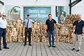 235 Tüten mit Lebensmitteln oder Drogerieartikeln haben Jörg Engelhard (Zweiter von links) von den Edeka-Märkten Engelhard und E-Center-Marktleiter Christian Schön (Zweiter von rechts) an Michael Donath (rechts) und Hubert Beck von der Lohrer Tafel übergeben.