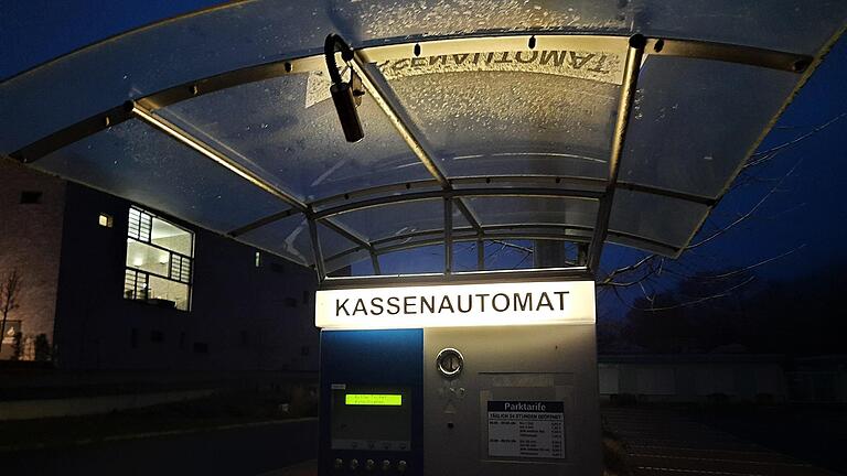 Die vom Lohrer Stadtrat beschlossene neue Parkgebührenverordnung tritt am 1. Januar 2022 in Kraft. Parkscheine gibt es am Automaten, wie hier an der Lohrer Stadthalle.