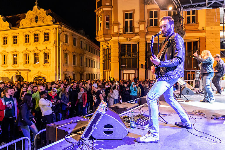 Pop und Rock, Aktionen der Geschäftsleute und mehr gibt es alljährlich beim Stadtfest in der Innenstadt von Würzburg. Pop und Rock, Aktionen der Geschäftsleute und mehr gibt es alljährlich beim Stadtfest in der Innenstadt von Würzburg.