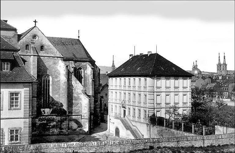 Das markante dreigeschossige Gebäude des Vermessungsamts neben der Burkarder Kirche um das Jahr 1930. Es wurde 1719 von Josef Greising erbaut und war bis 1861 in Privatbesitz. Anschließend nutzte es die Gefängnisverwaltung, bis 1925 das Vermessungsamt einzog. Im Zuge der neuen Straßenführung am Burkardertor wurde die Ruine des am 16. März zerstörten Hauses endgültig abgebrochen.&nbsp;