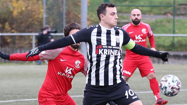 Ist mit 25 Jahren Kapitän des Fußball-Bezirksligisten FC Sand: Fabian Röder (vorne, Foto von Dezember 2022).