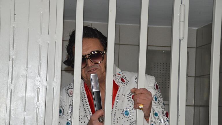 Duke Elvis sang den Jailhouse Rock in der Gefängniszelle der Bad Neustädter Polizeistation.       -  Duke Elvis sang den Jailhouse Rock in der Gefängniszelle der Bad Neustädter Polizeistation.