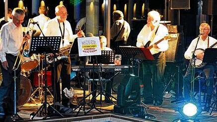 Erst im Maradies, nun im Wonnemar: Die „Maradixie-Jazzband“ spielte nach über 35 Jahren wieder bei der Einweihung eines Schwimmbades. Erst im Maradies, nun im Wonnemar: Die „Maradixie-Jazzband“ spielte nach über 35 Jahren wieder bei der Einweihung eines Schwimmbades.