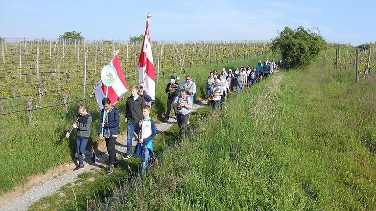 Eine große Anzahl an Pilgern aus Lindach nahm an der traditionellen und sehr beliebten Wallfahrt zum Volkacher Kirchberg teil. Eine große Anzahl an Pilgern aus Lindach nahm an der traditionellen und sehr beliebten Wallfahrt zum Volkacher Kirchberg teil.