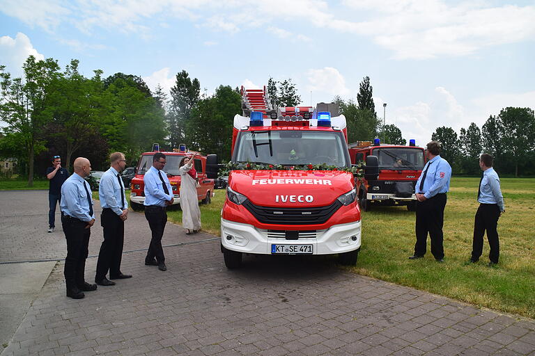 Pastoralreferentin Andrea Friedrich segnete Fahrzeug und die Feuerwehrleute, die mit ihm unterwegs sind. Sie erbat die schützende Hand Gottes auch für Einsätze und Entscheidungen der Wehr.