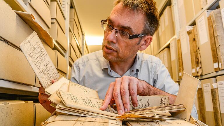 Auf den Spuren der Hexenverfolgung im Hochstift Würzburg: Vor neun Jahren entdeckte Historiker Robert Meier im Archiv im Kloster Bronnbach bis dahin ungesichtete Dokumenten aus der Zeit Fürstbischof Julius Echters. Auf den Spuren der Hexenverfolgung im Hochstift Würzburg: Vor neun Jahren entdeckte Historiker Robert Meier im Archiv im Kloster Bronnbach bis dahin ungesichtete Dokumenten aus der Zeit Fürstbischof Julius Echters. 