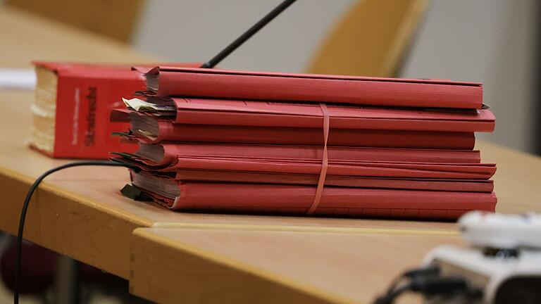 Prozess wegen vierfachen Mordes       -  Allein die Anklage umfasst mehr als 50 Seiten.