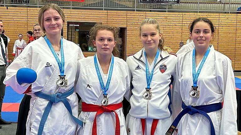 Erfolgreiche Schwestern: Helena Rostiahai (Zweite von links) und Hanna Rostiahai (Vierte von links) bei der Siegerehrung beim Internationalen Budokan-Karate-Cup in Bochum.