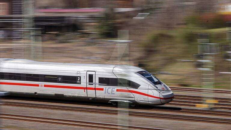 ICE am Bahnhof Halle (Saale)       -  Nicht mal zwei von drei Fernzügen der Deutschen Bahn waren im März pünktlich. (Archivbild)